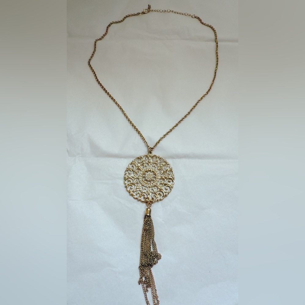 Elegant Gold Pendant Necklace - Picture 5 of 6